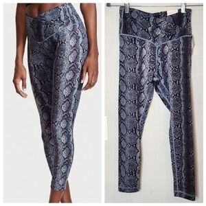NWT Victoria's Secret 7/8 CrossOver blue snake print leggings.  Size 6.